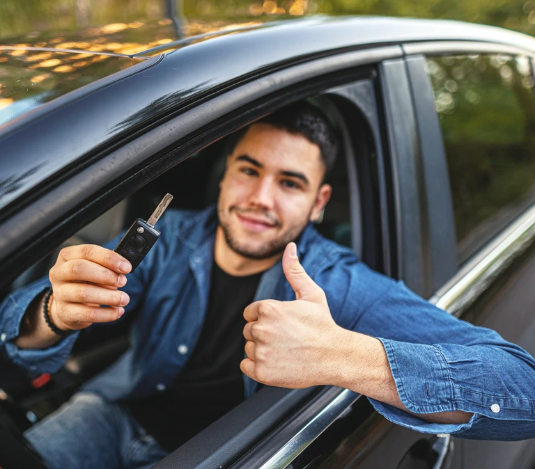 mężczyzna w&nbsp;samochodzie