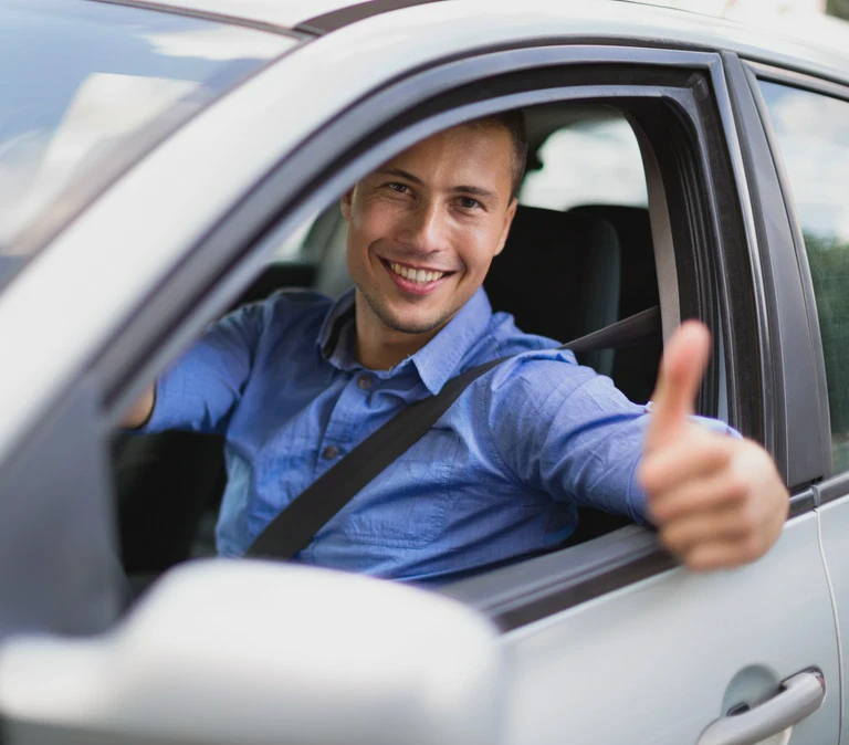 mężczyzna unosi kciuk