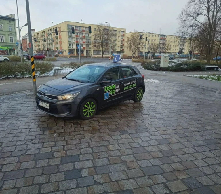 samochód, bloki mieszkalne