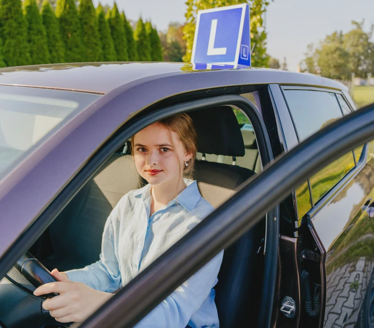 dziewczyna w&nbsp;samochodzie