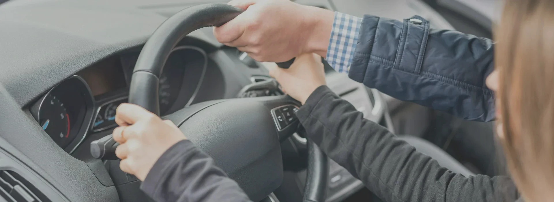 dłonie na kierownicy